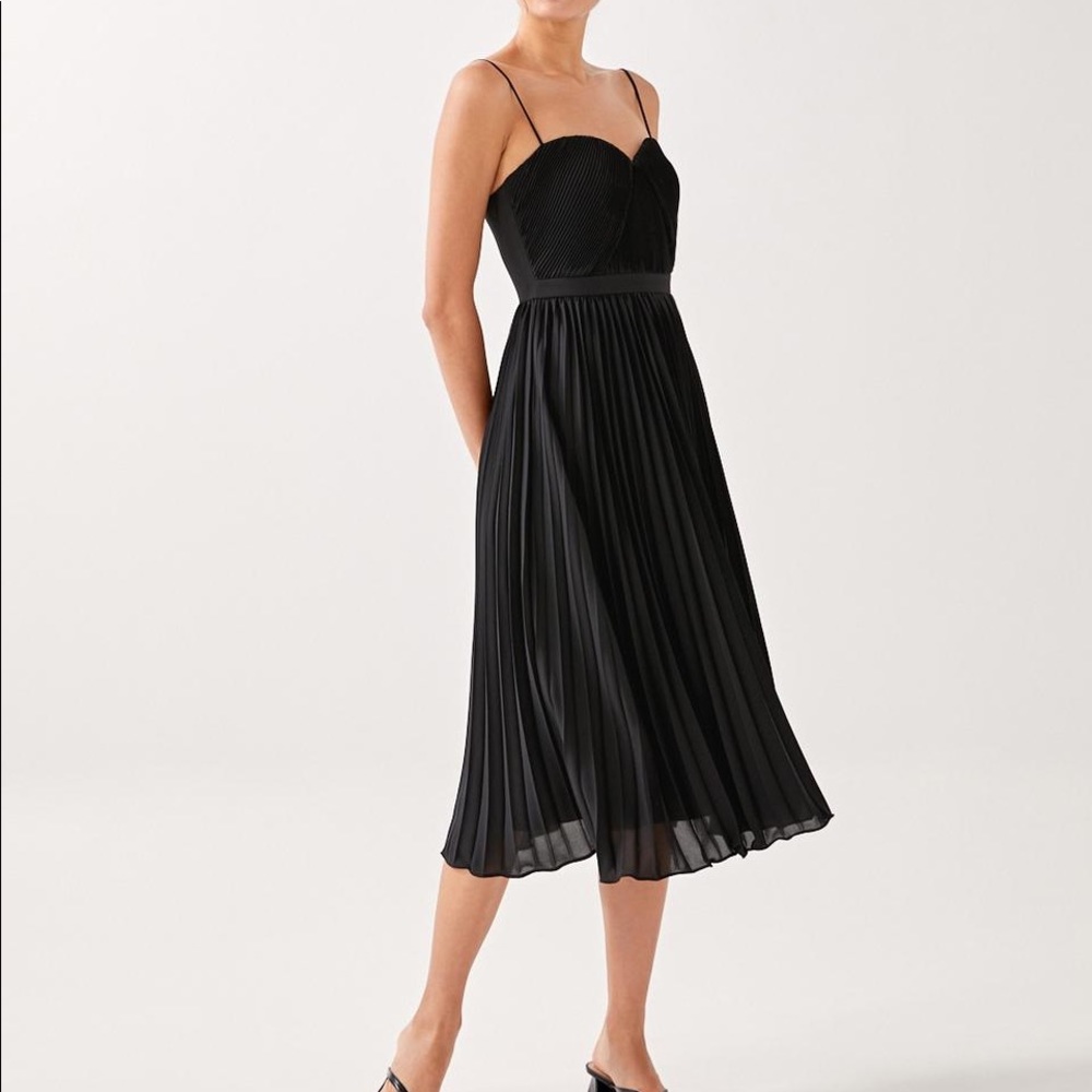 NWT Love Bonito Everetti Padded Pleated Midi Dress